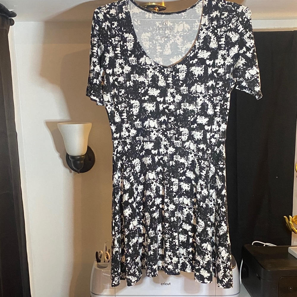 Decree Gray and White Patterned Top